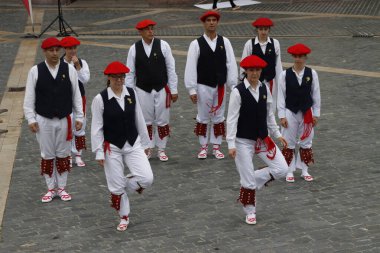 Bir gösteri sırasında Bask halk dansçıları