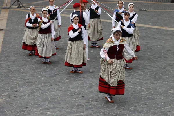 Bir gösteri sırasında Bask halk dansçıları