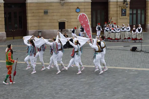 Bir gösteri sırasında Bask halk dansçıları