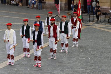 İspanya 'nın Bilbao şehrinde halk dansı sergisi