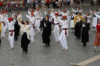 İspanya 'nın Bilbao şehrinde halk dansı sergisi
