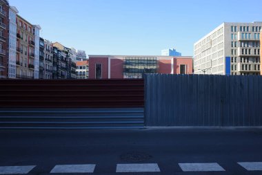 Şehirdeki bir inşaat alanının çiti.