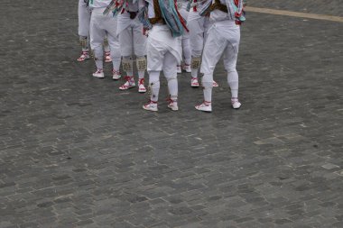 Açık hava festivalinde Bask halk dansı gösterisi