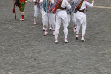 Açık hava festivalinde Bask halk dansı gösterisi