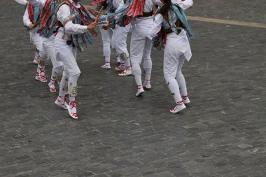 Açık hava festivalinde Bask halk dansı gösterisi