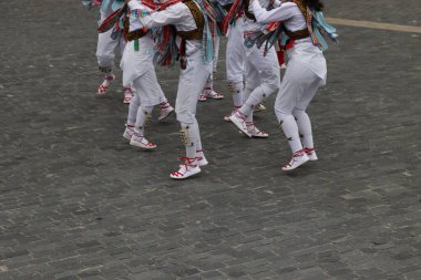 Açık hava festivalinde Bask halk dansı gösterisi