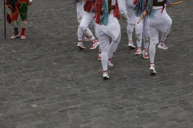 Açık hava festivalinde Bask halk dansı gösterisi