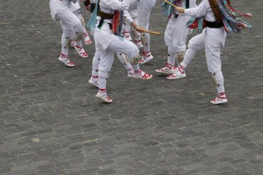 Açık hava festivalinde Bask halk dansı gösterisi