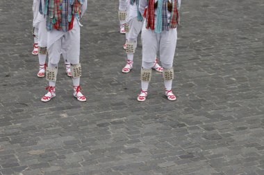 Açık hava festivalinde Bask halk dansı gösterisi