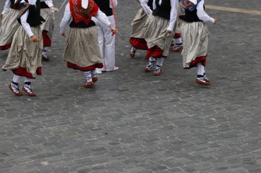 Açık hava festivalinde Bask halk dansı gösterisi