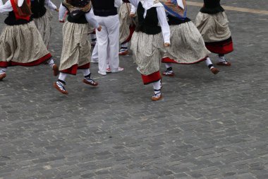 Açık hava festivalinde Bask halk dansı gösterisi