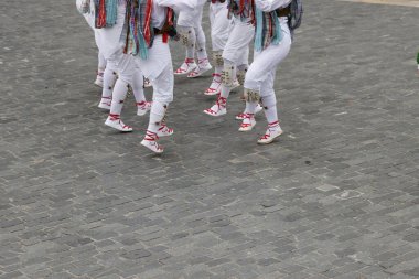 Açık hava festivalinde Bask halk dansı gösterisi