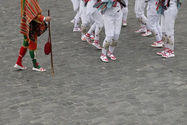 Açık hava festivalinde Bask halk dansı gösterisi