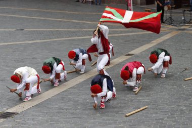 Bir gösteri sırasında Bask halk dansçısı
