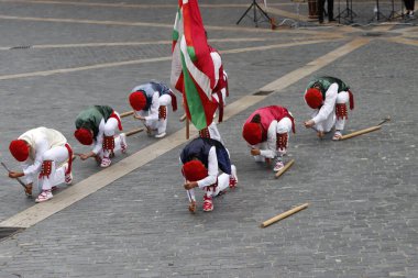 Bir gösteri sırasında Bask halk dansçısı