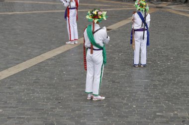 Bir gösteri sırasında Bask halk dansçısı