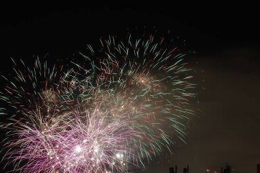 Geceleri havai fişek gösterisi