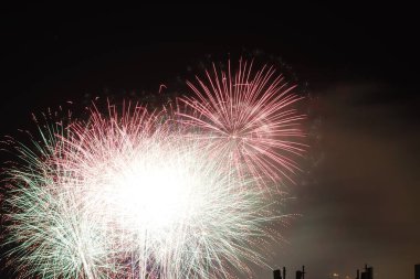 Geceleri havai fişek gösterisi