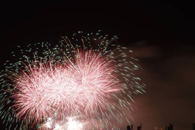 Geceleri havai fişek gösterisi