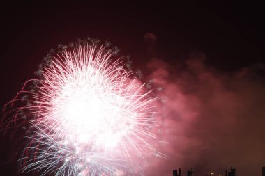 Geceleri havai fişek gösterisi