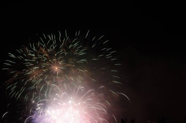 Geceleri havai fişek gösterisi