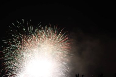 Geceleri havai fişek gösterisi