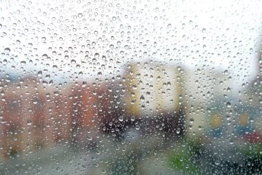 Pencereye yağmur damlaları düşer