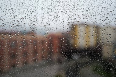 Pencereye yağmur damlaları düşer