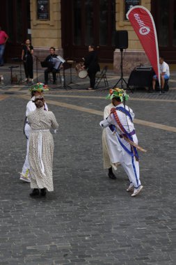Açık hava festivalinde Bask halk dansı gösterisi