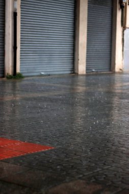 Şehirde yağmurlu bir gün