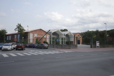 Banliyödeki fabrika