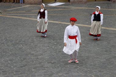 Açık hava gösterisinde Bask halk dansçıları