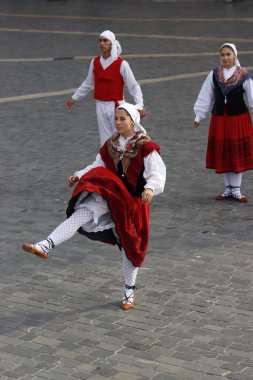 Bir sokak festivalinde Bask halk dansı sergisi