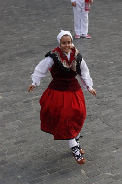 Bir sokak festivalinde Bask halk dansı sergisi