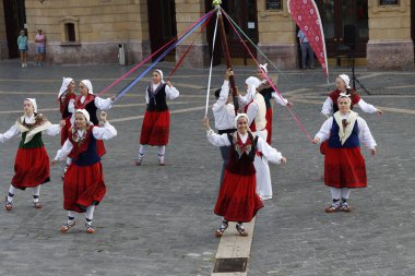 Bir sokak festivalinde Bask halk dansı sergisi