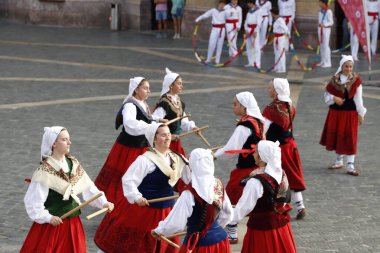 Bir sokak festivalinde Bask halk dansı sergisi