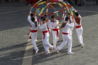 Bir sokak festivalinde Bask halk dansı sergisi