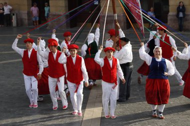 Bir sokak festivalinde Bask halk dansı sergisi