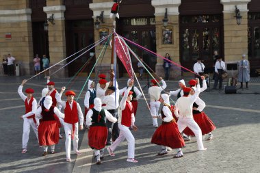 Bir sokak festivalinde Bask halk dansı sergisi