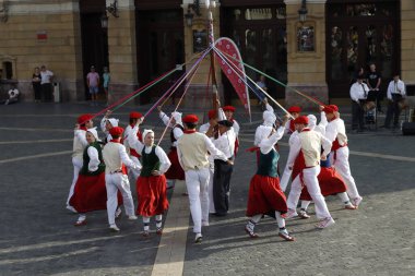 Bir sokak festivalinde Bask halk dansı sergisi