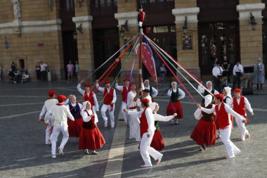 Bir sokak festivalinde Bask halk dansı sergisi