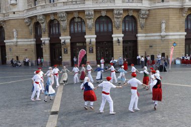 Bir sokak festivalinde Bask halk dansı sergisi
