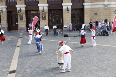 Bir sokak festivalinde Bask halk dansı sergisi