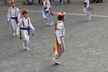 Bir sokak festivalinde Bask halk dansı sergisi