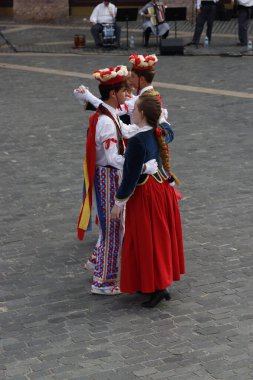 Bir sokak festivalinde Bask halk dansı sergisi