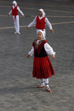 Bir sokak festivalinde Bask halk dansı sergisi