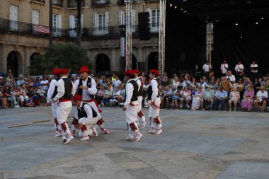 Bilbao 'da Bask halk dansı gösterisi