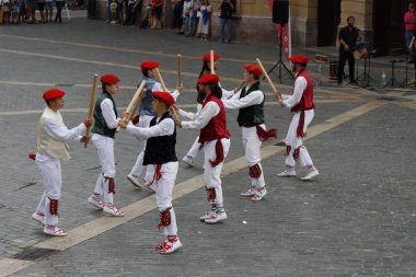 Açık hava festivalinde Bask halk dansçıları