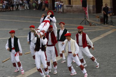 Açık hava festivalinde Bask halk dansçıları