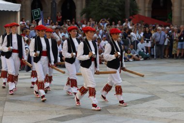 İspanya 'nın eski Bilbao kasabasında Bask halk dansları gösterisi